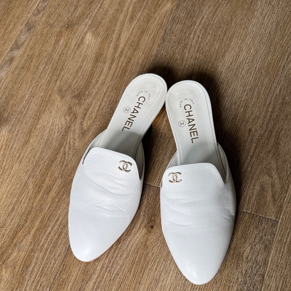 Chanel White Leather Mules Size 40